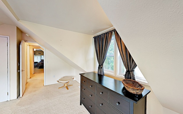 photo 4 of Charming - Blocks To Dining, Shops, Parks 3 Bedroom Home
