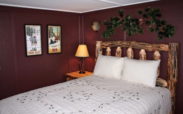 photo 2 of Charming Cabin, Next To National Park 3 Bedroom Cabin - #20-NCD0297