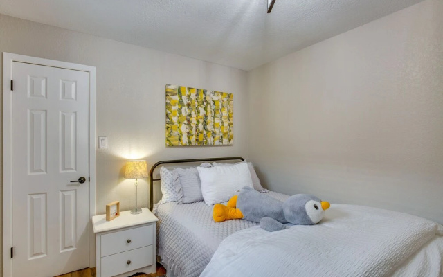 photo 2 of Charming Granbury Cottage Retreat w/ Private Patio
