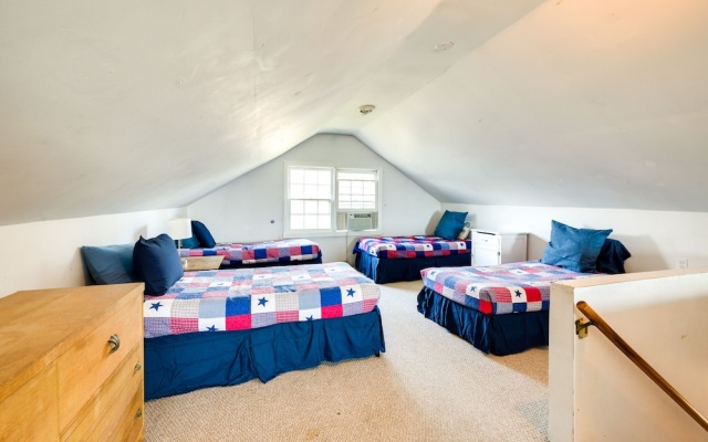 photo 4 of Charming Niantic Vacation Rental: Walk to Beach!