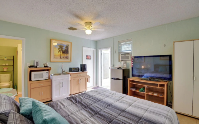 photo 4 of Convenient Sarasota Studio w/ Lush Backyard!