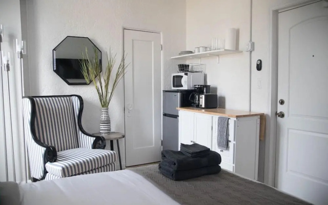 photo 4 of Charming Studio in Beverly Boulevard! Sleeps 2!