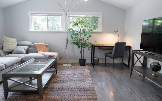 photo 3 of CHARMING UPGRADED 1-BEDROOM HOUSE IN GLENDALE (p55)