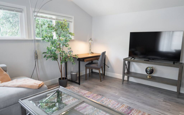 photo 4 of CHARMING UPGRADED 1-BEDROOM HOUSE IN GLENDALE (p55)