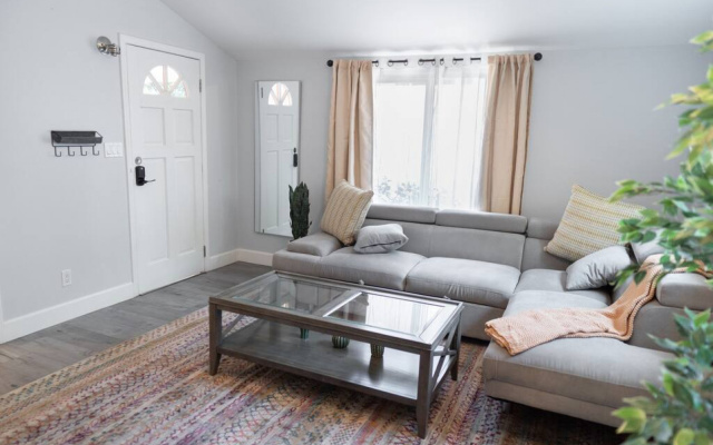 photo 5 of CHARMING UPGRADED 1-BEDROOM HOUSE IN GLENDALE (p55)