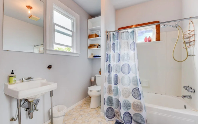 photo 5 of Charming Vintage 2br Apartment In Oakland 2 Bedroom Apts by Redawning
