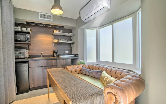 photo 3 of 1 Mi to Deerfield Beach: Stylish Studio w/ Pool!