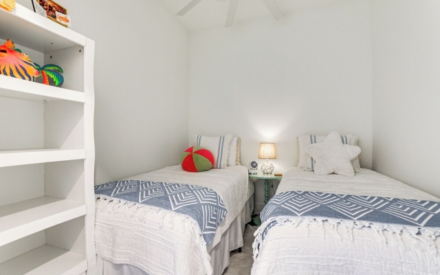 photo 3 of Chic Sarasota Condo w/ Balcony: 2 Mi to Beaches!
