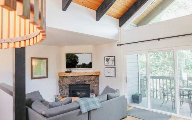 photo 5 of Chillside Chalet: Modern West Vail Townhouse!
