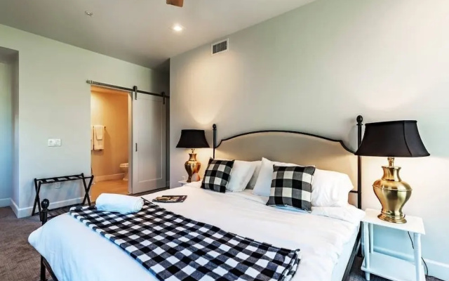 photo 2 of City Luxury Oasis! 3 Level Condo With 360 Roof!