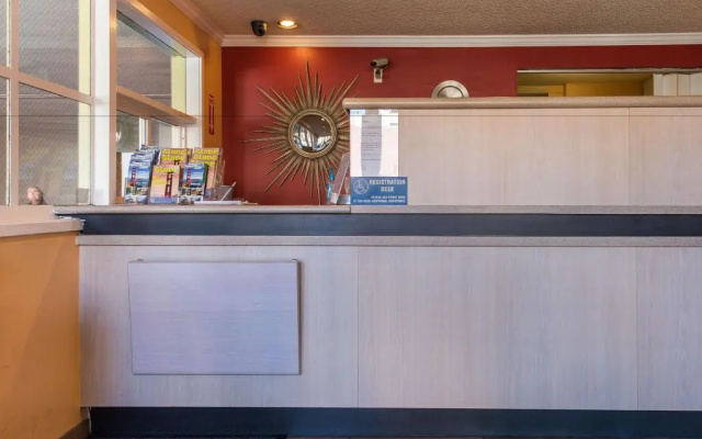 photo 2 of Civic Center Motor Inn