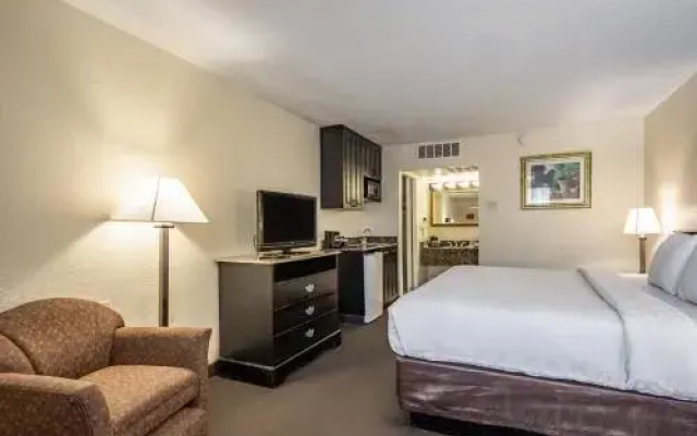photo 5 of Clarion Inn & Suites FL321
