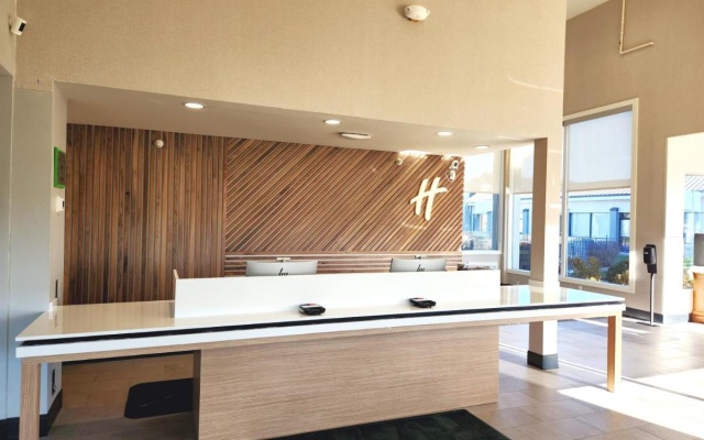 photo 2 of Holiday Inn Ontario by IHG
