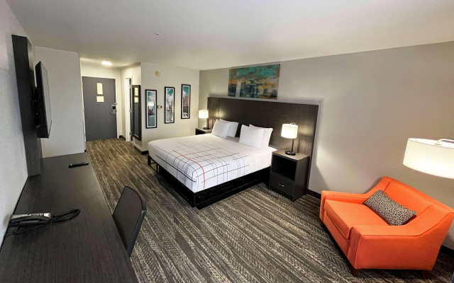 photo 3 of La Quinta Inn & Suites by Wyndham South Holland