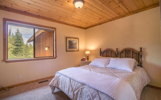 photo 4 of Classic 3 BR / 2 BA Near Tahoe Donner Ski Area!