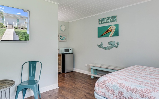 photo 4 of Coast Oaks Cottage 7 1 Bedroom Cottage by RedAwning