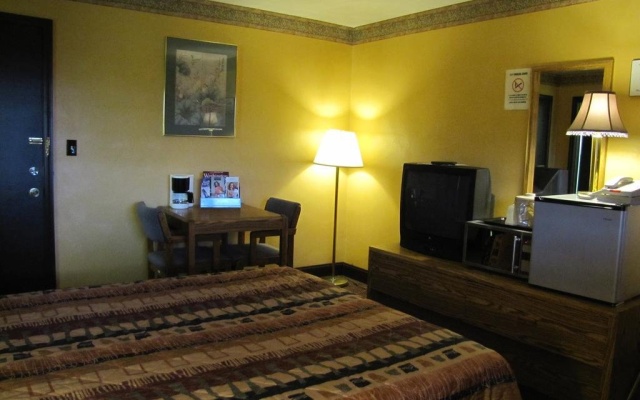 photo 3 of Colonial Inn Motel