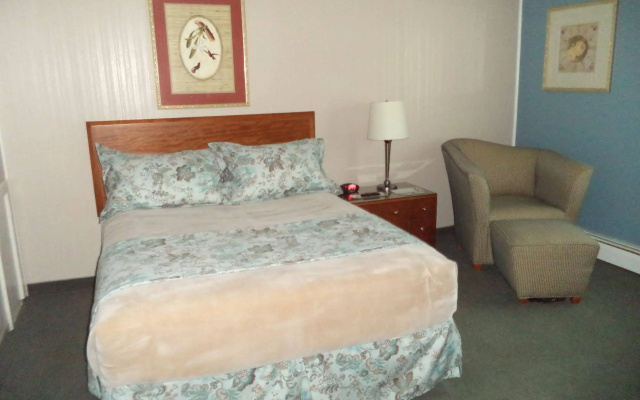photo 3 of Colonial Valley Motel