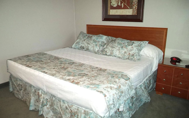 photo 4 of Colonial Valley Motel