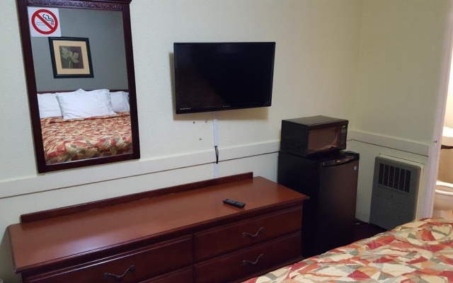photo 3 of Colonial West Motel