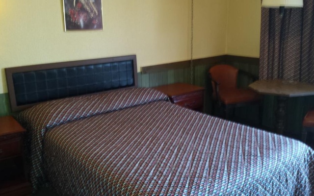 photo 5 of Colonial West Motel