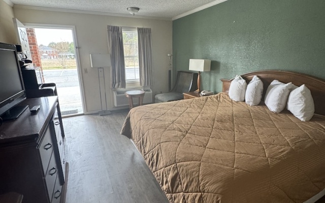 photo 3 of Colony Inn