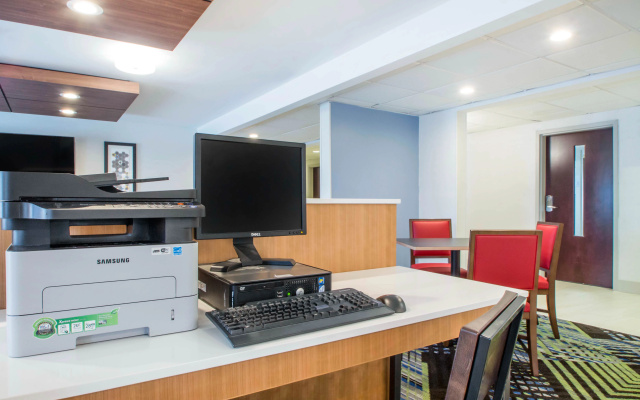photo 3 of Holiday Inn Express and Suites Albany Airport- Wolf Road by IHG