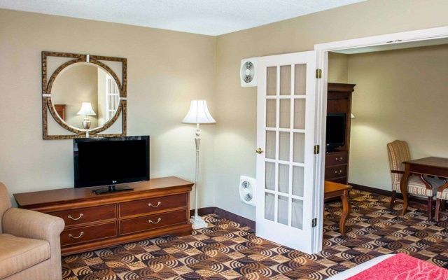 photo 3 of Comfort Inn & Suites Indianapolis Northwest - College Park