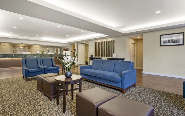 photo 2 of Comfort Inn & Suites Sea-Tac Airport