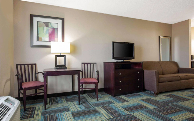 photo 4 of Quality Inn and Suites Arnold - St Louis