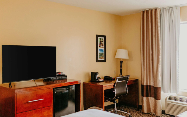 photo 2 of Comfort Inn Pomona near Fairplex