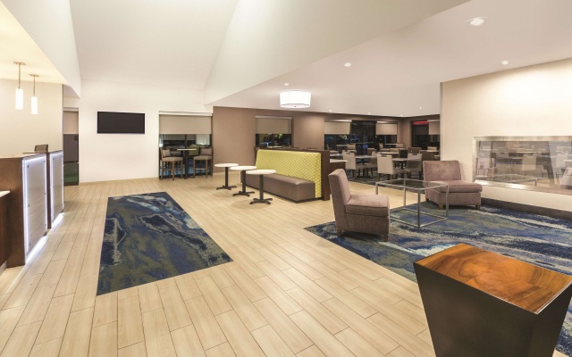 photo 2 of La Quinta Inn & Suites by Wyndham Philadelphia Airport