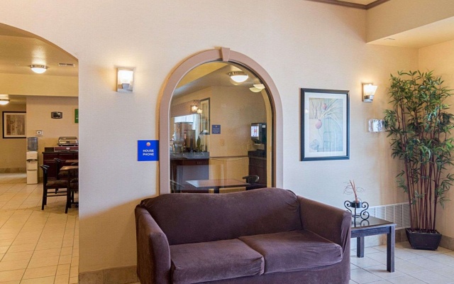 photo 2 of Comfort Inn I-20 Midland Stanton