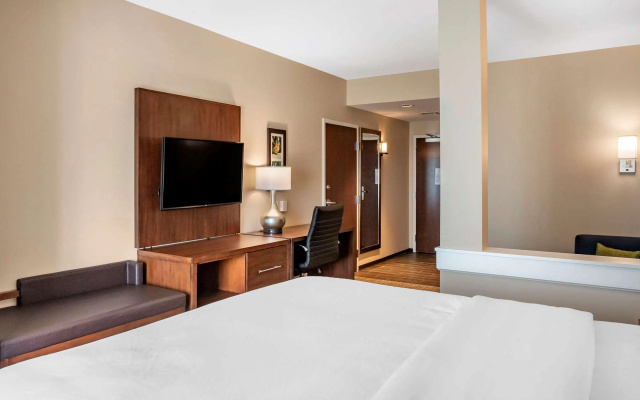 photo 3 of Comfort Inn & Suites Clarkston Pine Knob Area