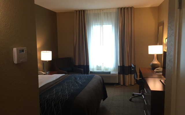 photo 3 of Comfort Inn & Suites Lynchburg Airport - University Area
