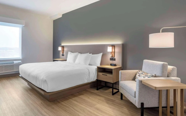 photo 4 of Comfort Inn & Suites Newark Liberty International Airport