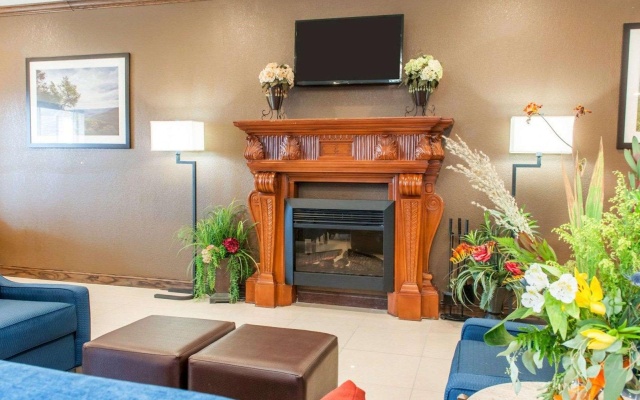 photo 2 of Comfort Inn Warren I-69