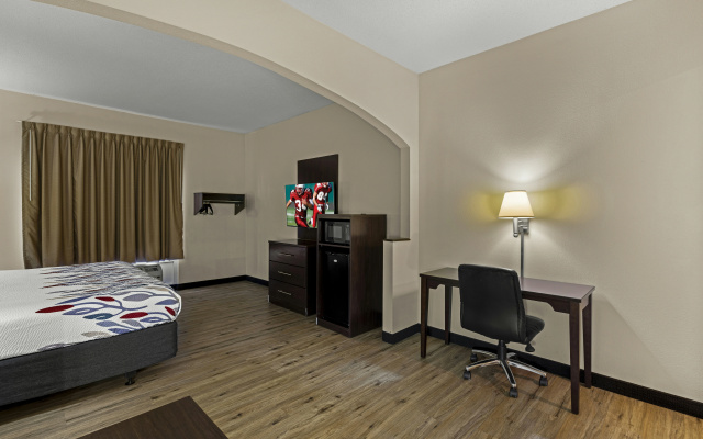 photo 4 of Red Roof Inn & Suites Albany, GA