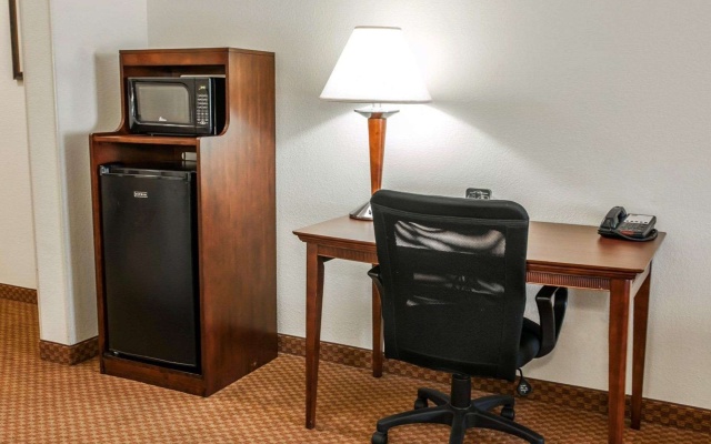 photo 4 of Comfort Suites near Indianapolis Airport
