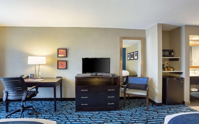 photo 3 of Comfort Suites University