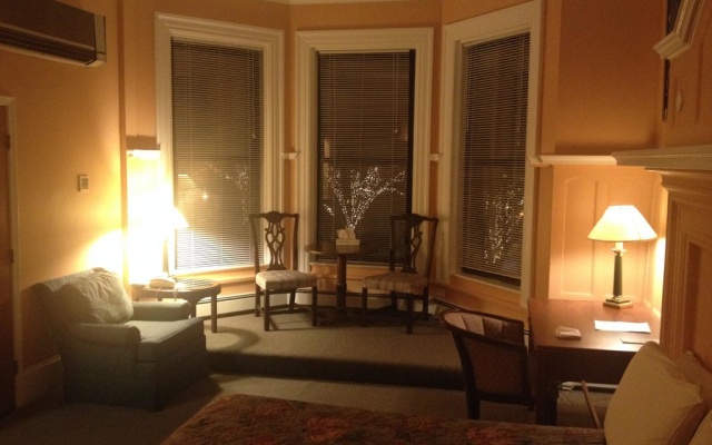photo 2 of Commonwealth Court Guest House