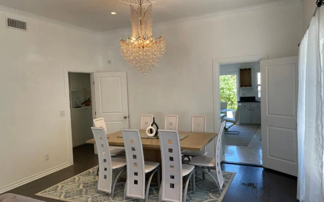 photo 2 of Contemporary 5 bed- 4 bath Beverly Hills Home