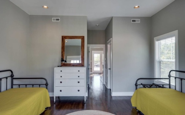 photo 5 of Convenient 4br/3.5ba w/ Deck in 12 South by Domio