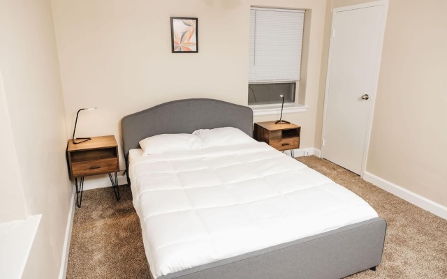 photo 2 of Convenient Apt W/shopping, Dining & Freeways