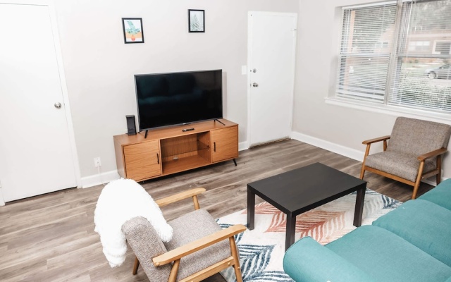 photo 4 of Convenient Apt W/shopping, Dining & Freeways
