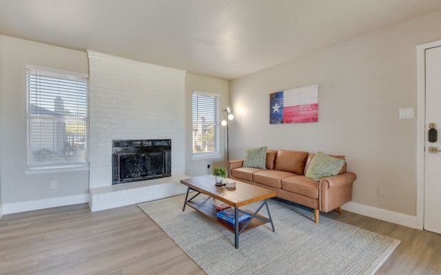 photo 5 of 6 Mi to At&t Stadium: Grand Prairie Apt w/ Balcony