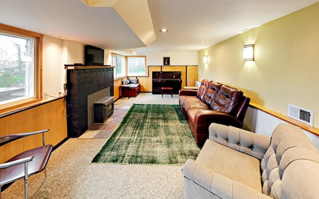 photo 2 of Convenient Locale - 4 Br Home