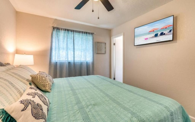 photo 2 of Cortez Gardens Cottage 15, Renovated and close to Beach, 3-Bed, 2-Bath 10 People
