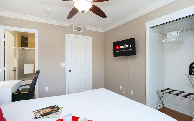 photo 3 of Costa Mesa/Newport - Fast WiFI - Work Stations - Free Parking - Self Check In! (CM-1)