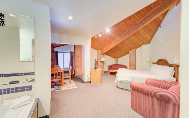 photo 4 of Capital O Amerihost Inn and Suites Fulton Hwy 54 MO